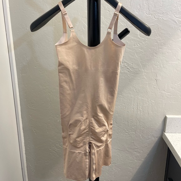 SPANX OnCore Open-Bust Mid-Thigh Bodysuit Size Small - Picture 8 of 10